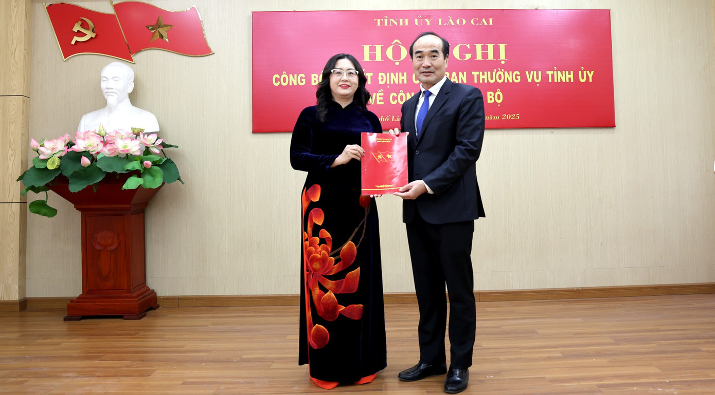 Ông Vũ Xuân Cường, Phó Bí thư Thường trực Tỉnh ủy trao Quyết định cho bà Giàng Thị Dung