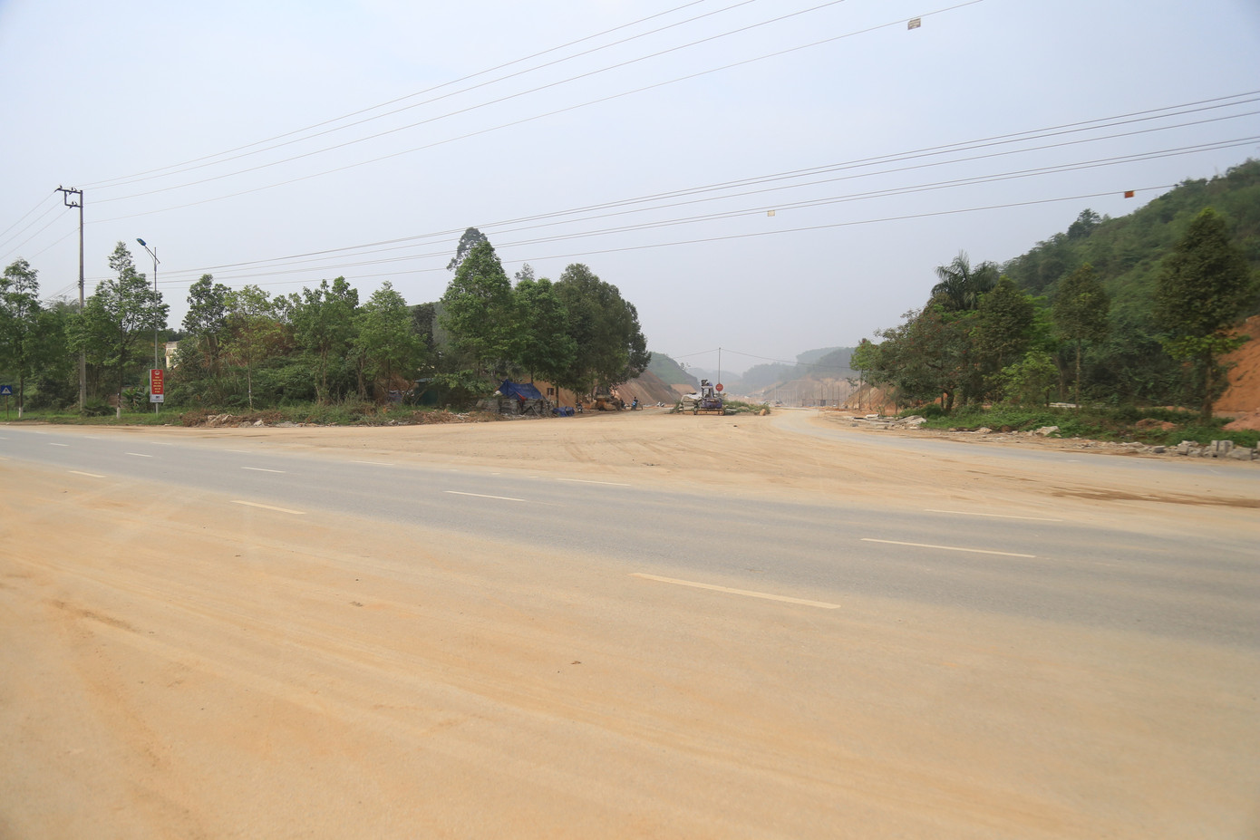 Cát, bụi vẫn dày đặc trên tuyến đường Âu Cơ, Thành phố Yên Bái. Cát, bụi vẫn dày đặc trên tuyến đường Âu Cơ, Thành phố Yên Bái.