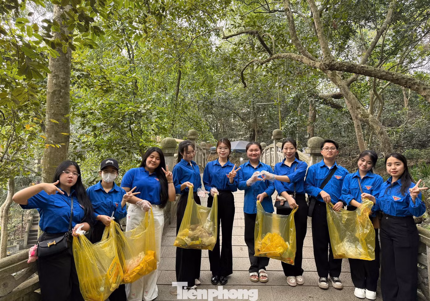 Không chỉ hỗ trợ du khách, các đoàn viên, thanh niên còn góp phần giữ gìn trật tự, vệ sinh môi trường tại khu di tích.