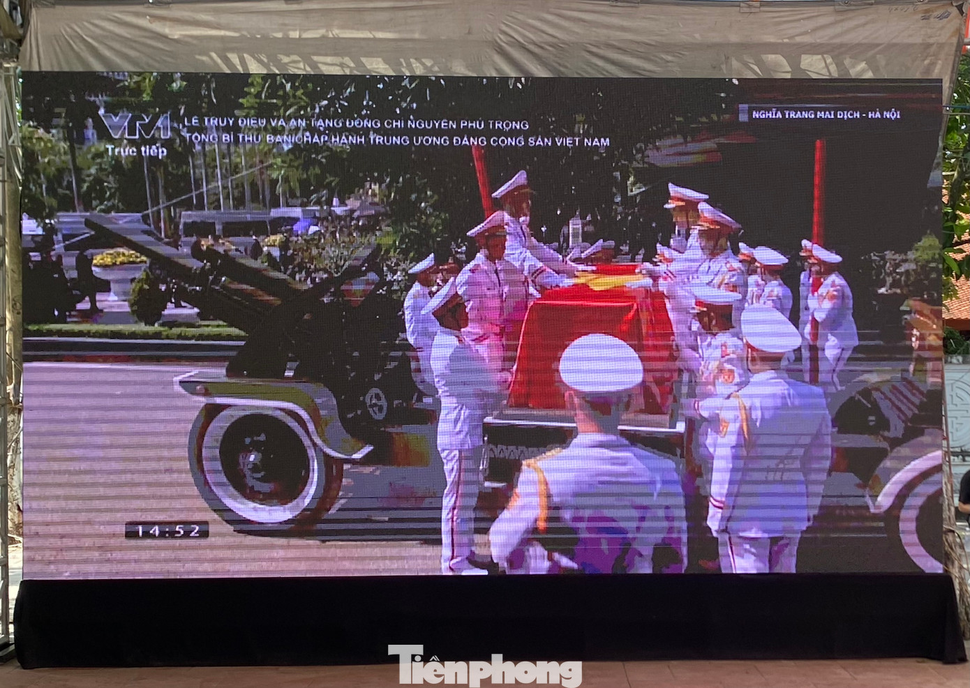 Lễ truy điệu và Lễ an táng Tổng Bí thư được truyền hình trực tiếp đến bà con thôn Lại Đà.