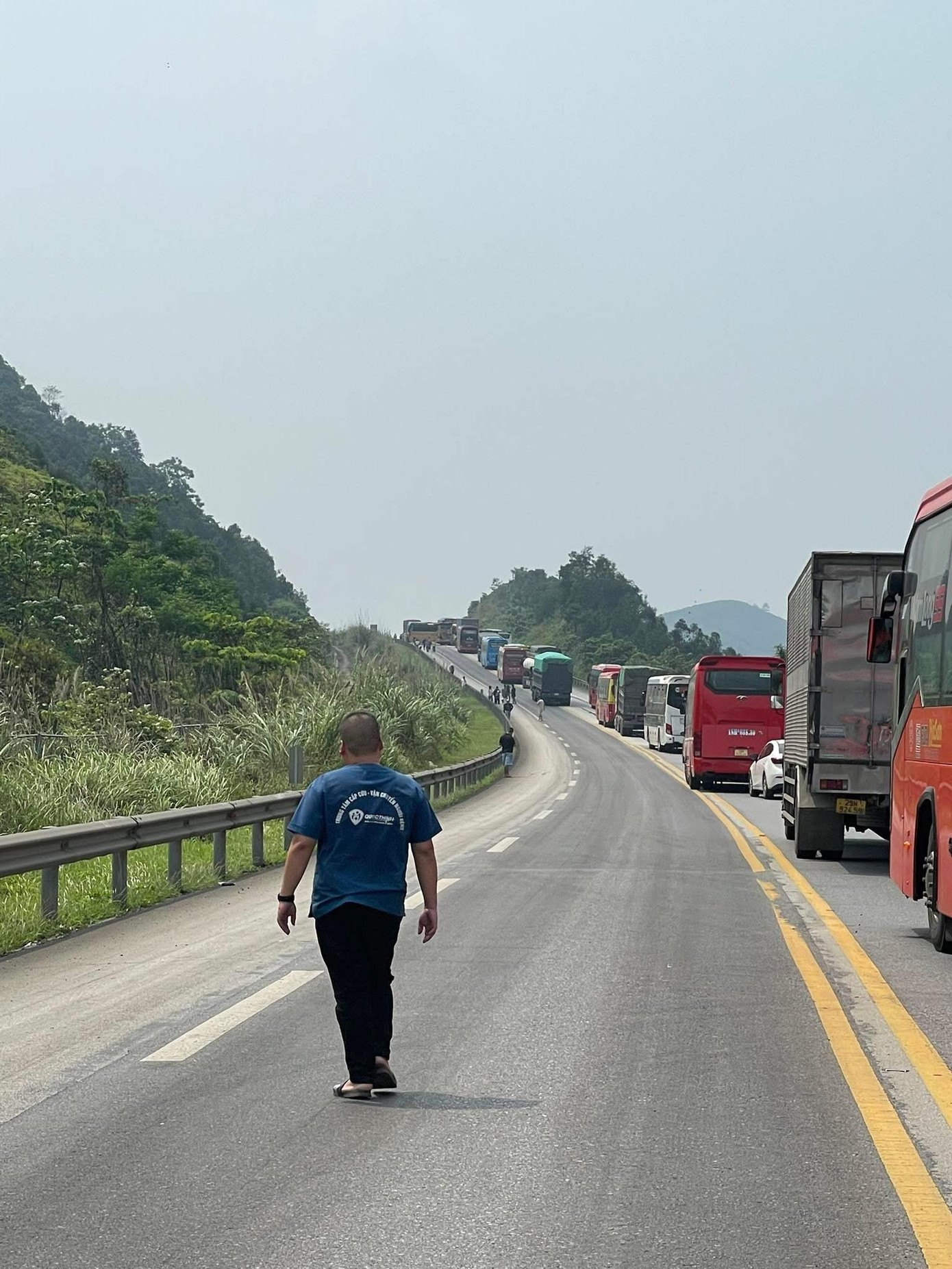 Tai nạn khiến dòng xe di chuyển trên cao tốc Nội Bài - Lào Cai ùn tắc. Ảnh: NDCC. Tai nạn khiến dòng xe di chuyển trên cao tốc Nội Bài - Lào Cai ùn tắc. Ảnh: NDCC.