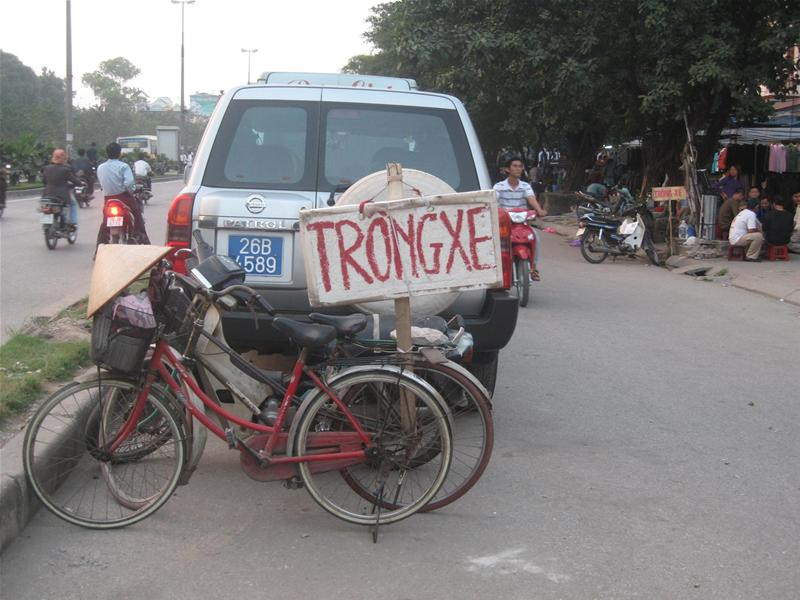 Đường Đào Duy Anh được phân lô để gửi xe. Ảnh : TPO