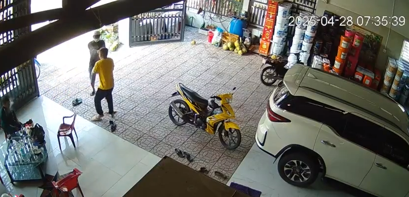 Hiện trường vụ nổ súng được camera gia đình ghi lại. Hiện trường vụ nổ súng được camera gia đình ghi lại.