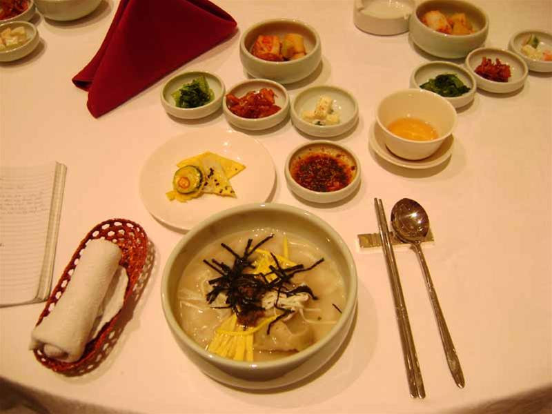 Ăn bát dduk kuk vào ngày mùng 1 Tết được coi là thêm một tuổi