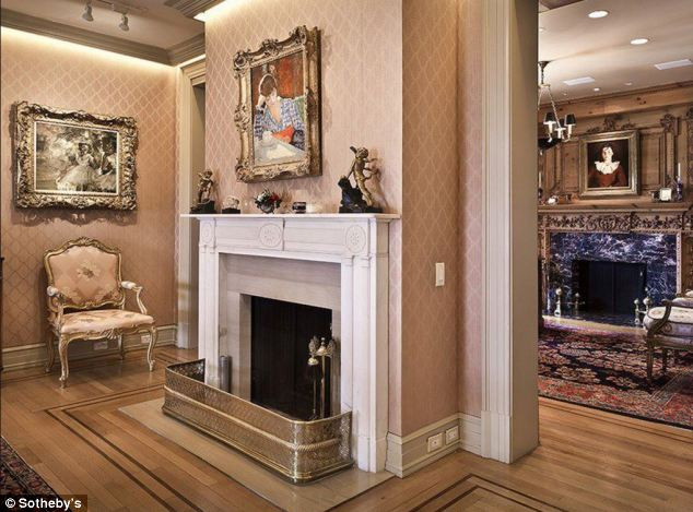 Có 5 lò sưởi trong căn hộ được thiết kế theo phong cách ở thế kỷ 17, 18 và 19