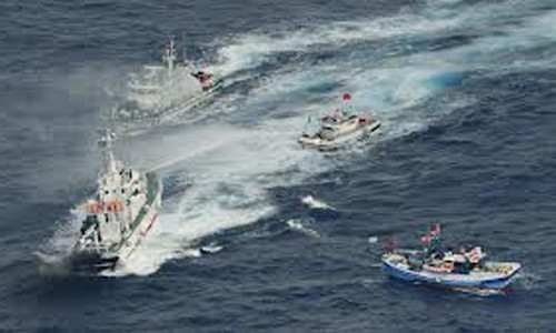 Tuần duyên Nhật Bản đuổi ngư thuyền Trung Quốc bằng vòi rồng