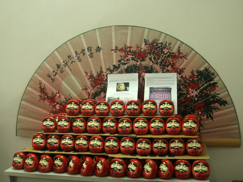 Một góc trưng bày búp bê Daruma tại lễ hội