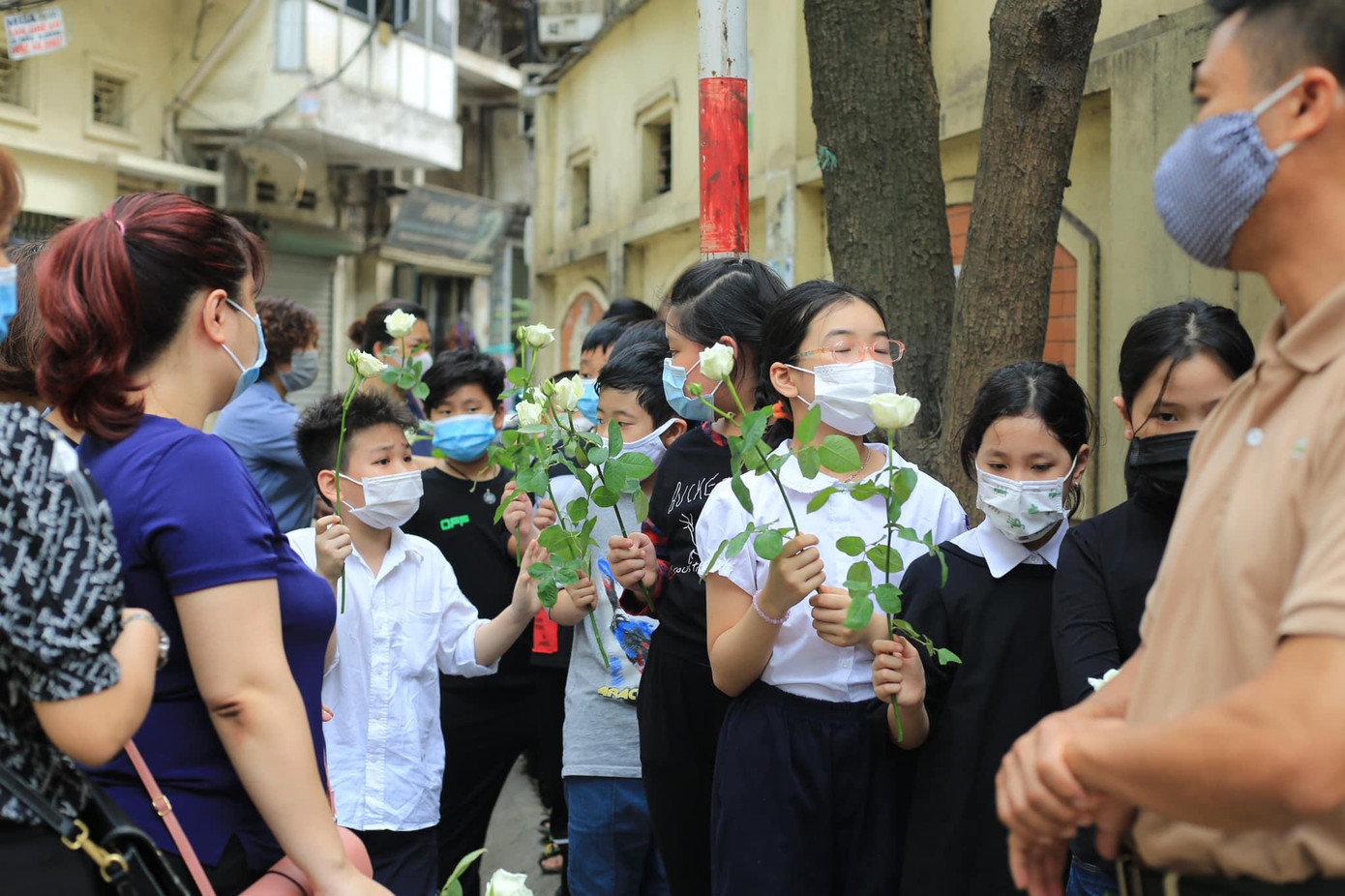 Nhiều học sinh tiễn bạn qua đời trong vụ cháy bằng hồng trắng