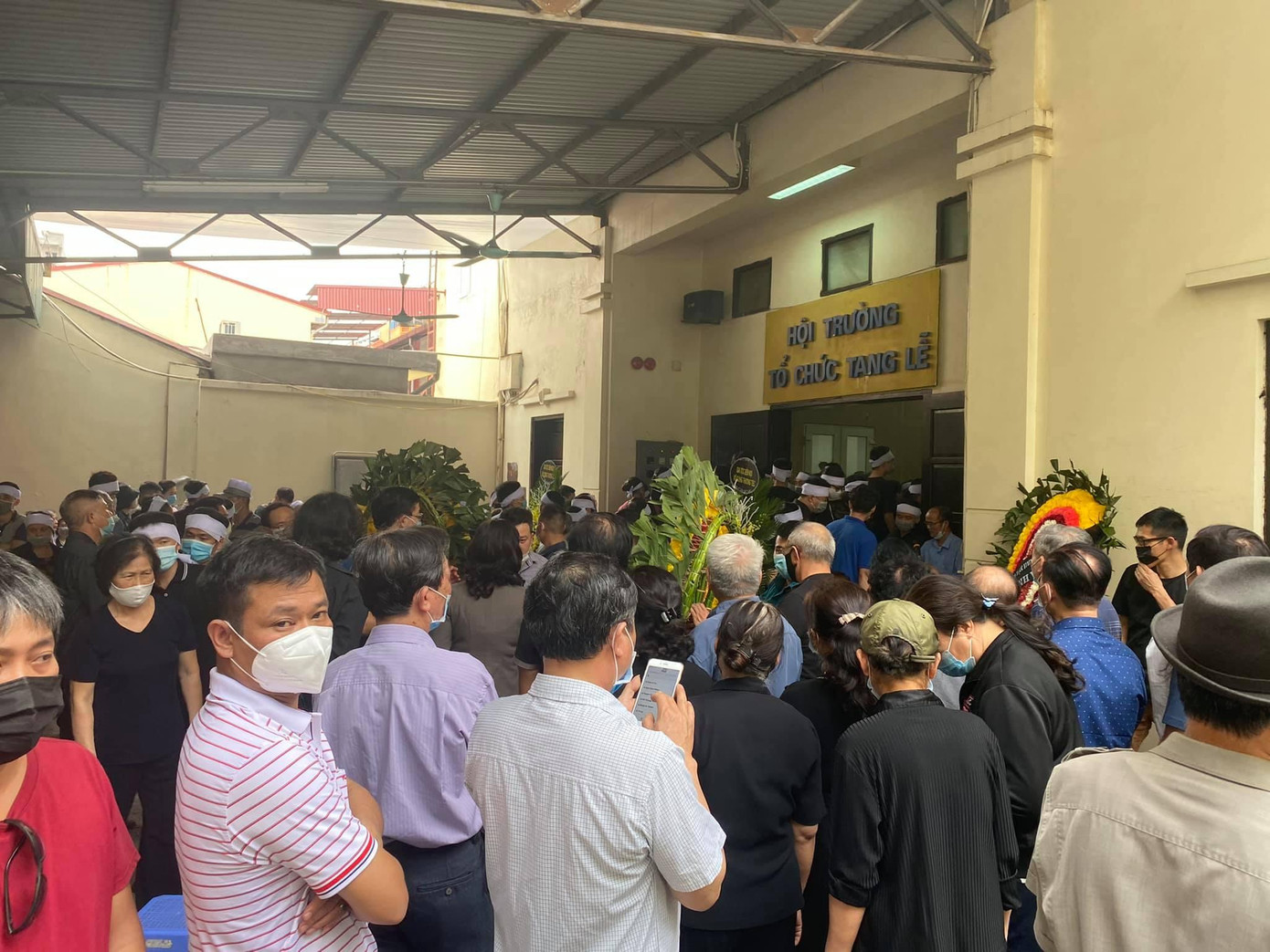 Rất đông người thân, bạn bè đến đưa tiễn các nạn nhân vụ hỏa hoạn.