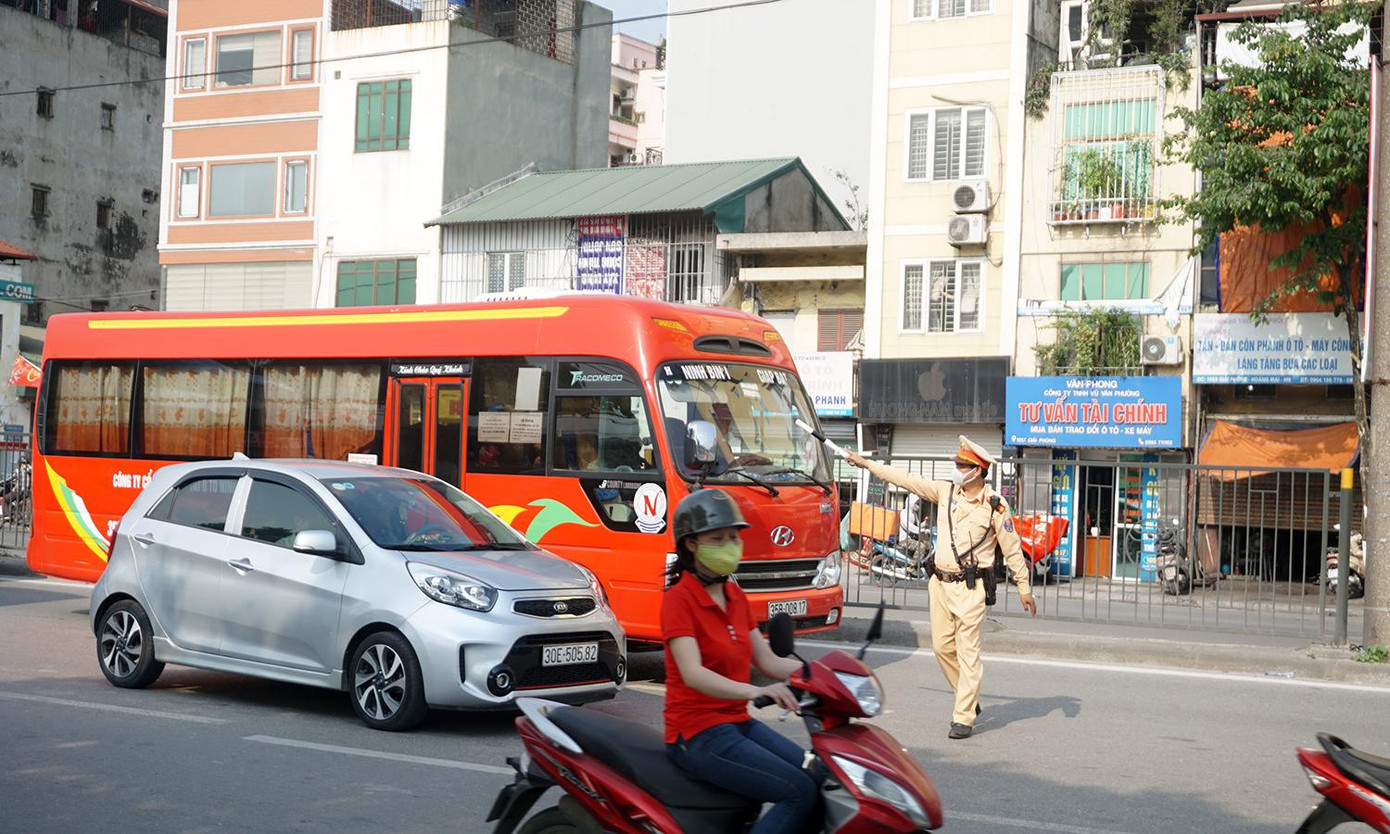 Khoảng 15h40, tổ công tác phát hiện và xử lý xe khách BKS 35B-008.XX chạy tuyến Giáp Bát – Ninh Bình về lỗi dừng đỗ tại nơi có biển cấm. Khoảng 15h40, tổ công tác phát hiện và xử lý xe khách BKS 35B-008.XX chạy tuyến Giáp Bát – Ninh Bình về lỗi dừng đỗ tại nơi có biển cấm.