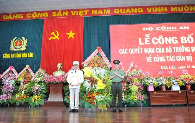 Thừa uỷ quyền của Bộ trưởng Bộ Công an, Thứ trưởng Nguyễn Văn Thành trao quyết định và chúc mừng Đại tá Lê Vinh Quy. Ảnh CAND