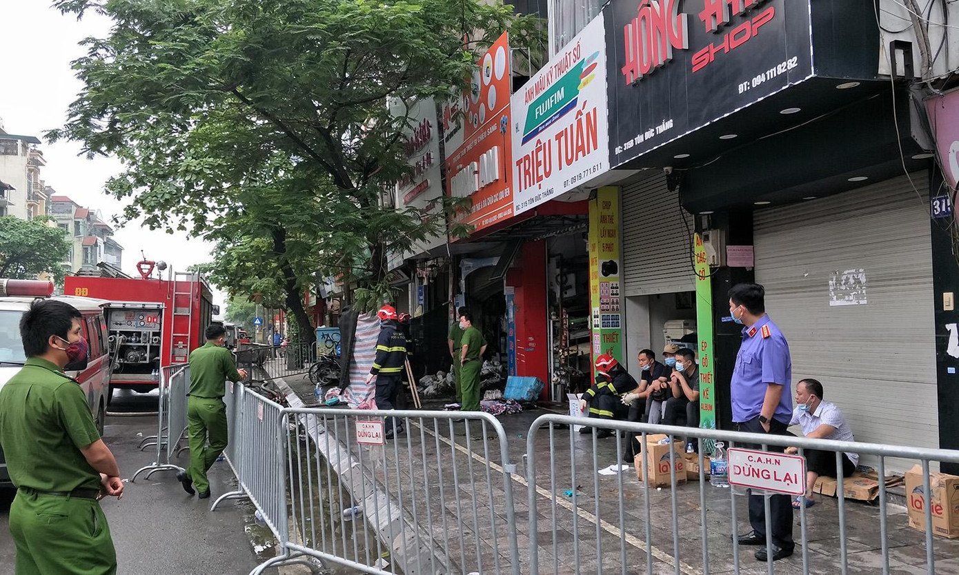 Bên trong ngôi nhà lúc này có bốn người đang sinh sống bị mắc kẹt. Bên trong ngôi nhà lúc này có bốn người đang sinh sống bị mắc kẹt.