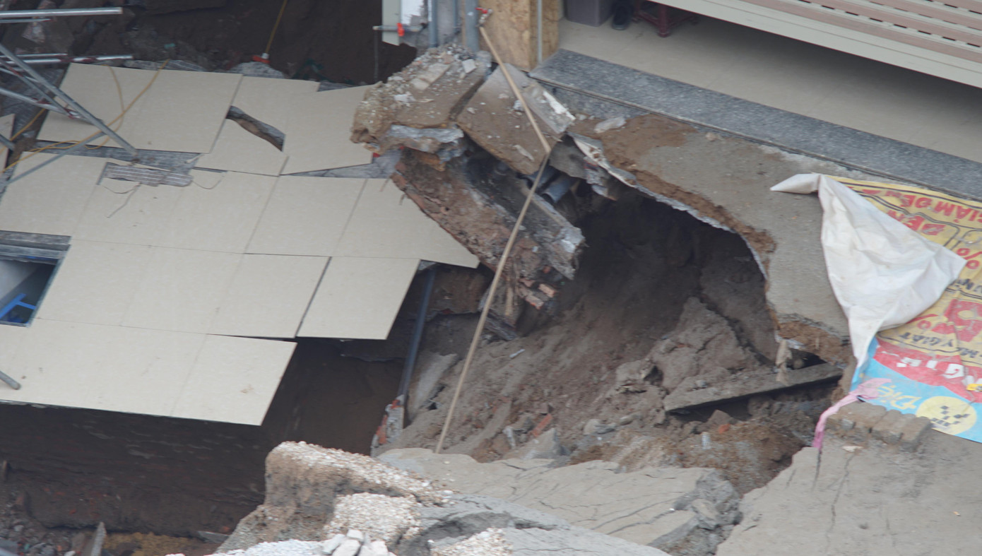 Sau khi sự việc xảy ra, lực lượng chức năng phong toả đoạn đường dài hơn 100m qua khu vực trên đồng thời huy động xe tải chở đá đổ xuống hố.