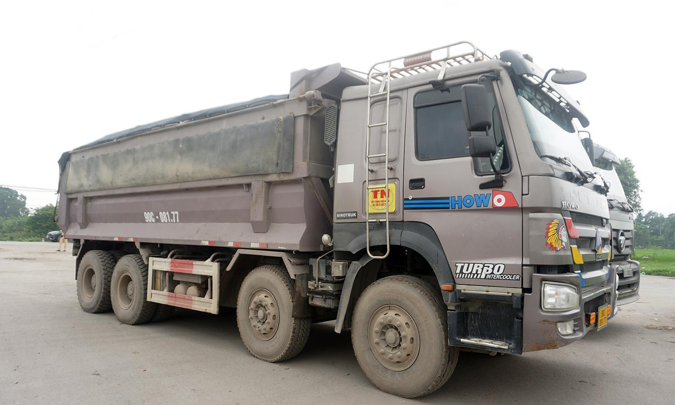 Gần 9h, chiếc xe tải BKS 90C-081.77 lưu thông trên QL3, khi thấy tổ công tác tài xế bất ngờ rẽ vào đường nhỏ. Lúc này, tổ công tác đuổi theo yêu cầu lái xe quay lại cân tải trọng.