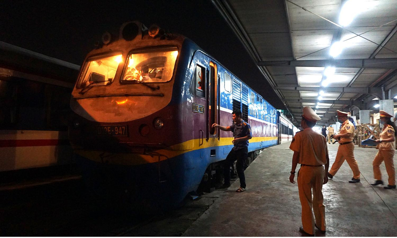 Từ đầu năm đến nay, đơn vị đã kiểm tra phát hiện 2 trường hợp là lái tàu và nhân viên đường sắt vi phạm nồng độ cồn; 2 trường hợp vi phạm quy trình tác nghiệp.