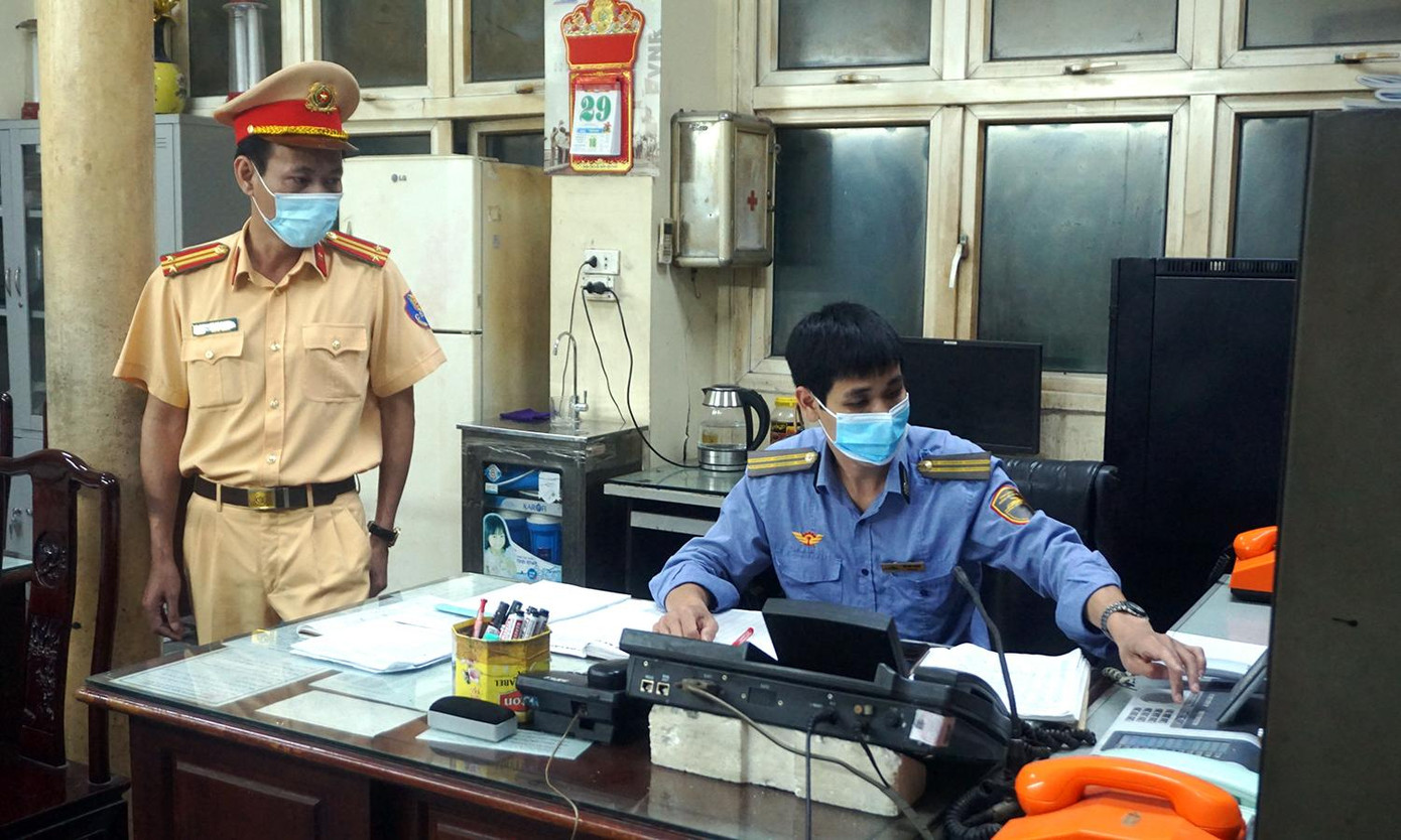 “Tất cả các đoàn tàu khách xuất phát từ Ga Hà Nội đều đảm bảo an toàn cũng như phòng chống dịch COVID-19. Trong quá trình kiểm tra các trưởng tàu cũng như nhân viên phục vụ trên tàu có thể nói đều chấp hành tốt các quy định” – thiếu tá Tuấn thông tin.