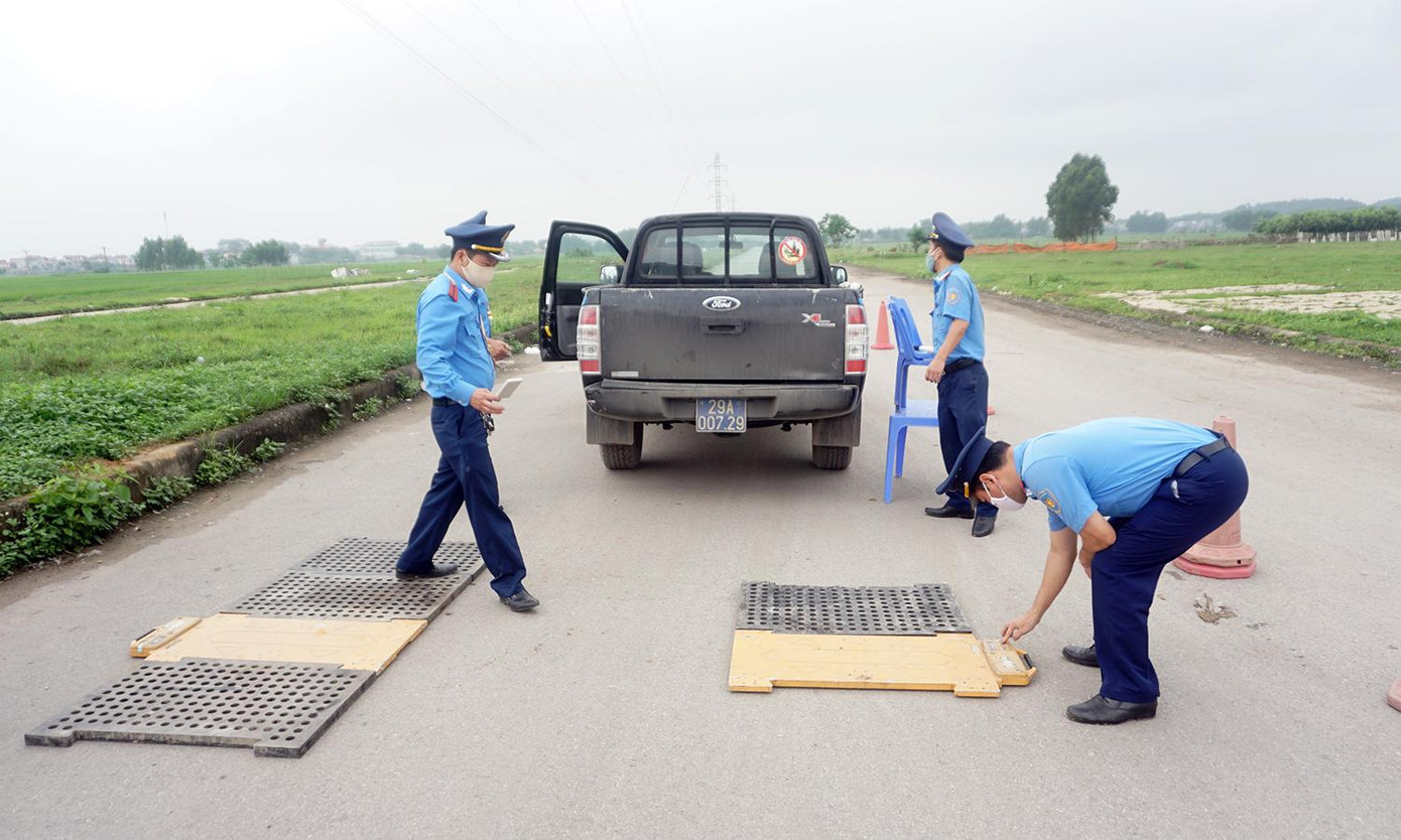 Sáng 16/4, Tổ công tác liên ngành Đội Thanh tra Giao thông (TTGT) huyện Sóc Sơn, Đội Cảnh sát giao thông (CSGT) đường bộ số 15 và Đội CSGT trật tự Công an huyện Sóc Sơn tiến hành kiểm tra xử lý xe quá khổ, quá tải trên QL3 (Sóc Sơn, Hà Nội).