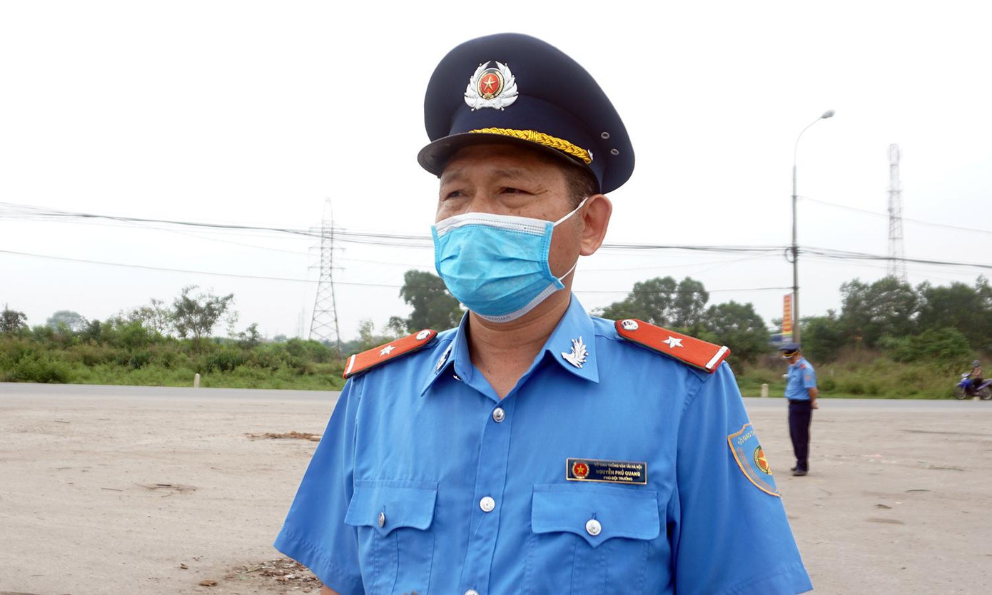 Trao đổi với phóng viên, ông Nguyễn Phú Quang – Phó Đội TTGT huyện Sóc Sơn cho biết, thực hiện kế hoạch kiểm tra xử lý xe vi phạm (quá khổ, quá tải, cơi nới thành thùng xe), đơn vị đã phối hợp với Đội CSGT số 15 và Đội CSGT trật tự Công an huyện Sóc Sơn tổ chức phổ biến tuyên truyền tới các đơn vị kinh doanh vận tải. Trường hợp cố tình vi phạm sẽ bị xử lý nghiêm theo quy định, không có ‘vùng cấm’,…