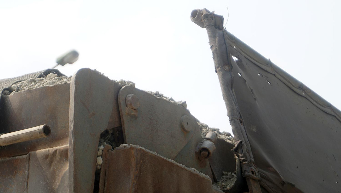 Theo ghi nhận của phóng viên, những chiếc xe này chở vật liệu vượt quá thành thùng xe. Bạt che đã cũ, rách tả tơi khi di chuyển làm vật liệu rơi vãi ra đường gây ô nhiễm môi trường hay ảnh hưởng đến các phương tiện khác.