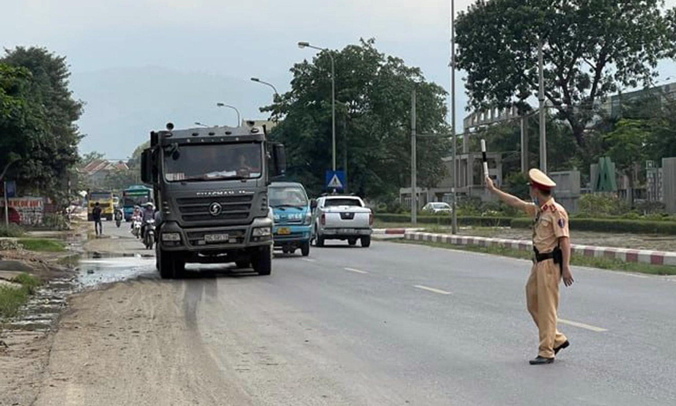 Hơn 13h, tổ công tác tiến hành dừng chiếc xe tải BKS 29C-591.19 mang logo GT18 do tài xế tên Đ. (trú tại Quốc Oai, Hà Nội) điều khiển.