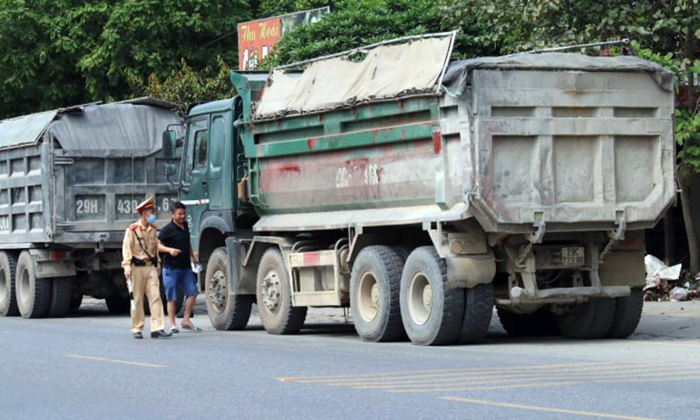 Đối với hành vi che đậy không kỹ làm rơi vãi vật liệu ra đường thì mức phạt từ 2-3 triệu đồng. Trung bình là 2,5 triệu đồng.