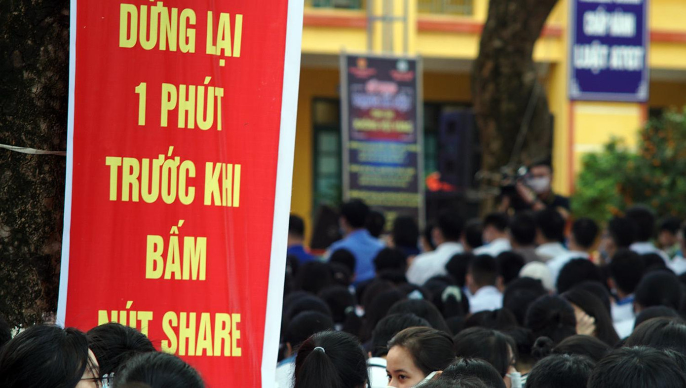 Hàng trăm học sinh trường THPT Đa Phúc hào hứng tham gia buổi sinh hoạt chuyên đề.