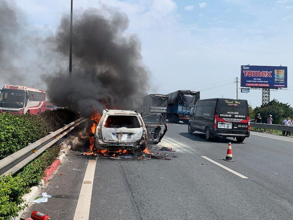 Theo thông tin ban đầu, khoảng 13h30 cùng ngày, tại km 184 cao tốc Pháp Vân – Cầu Giẽ - Ninh Bình hướng Hà Nội – Hà Nam qua địa bàn huyện Thanh Trì (Hà Nội) xảy ra vụ cháy xe ô tô 7 chỗ BKS 30F-601.XX