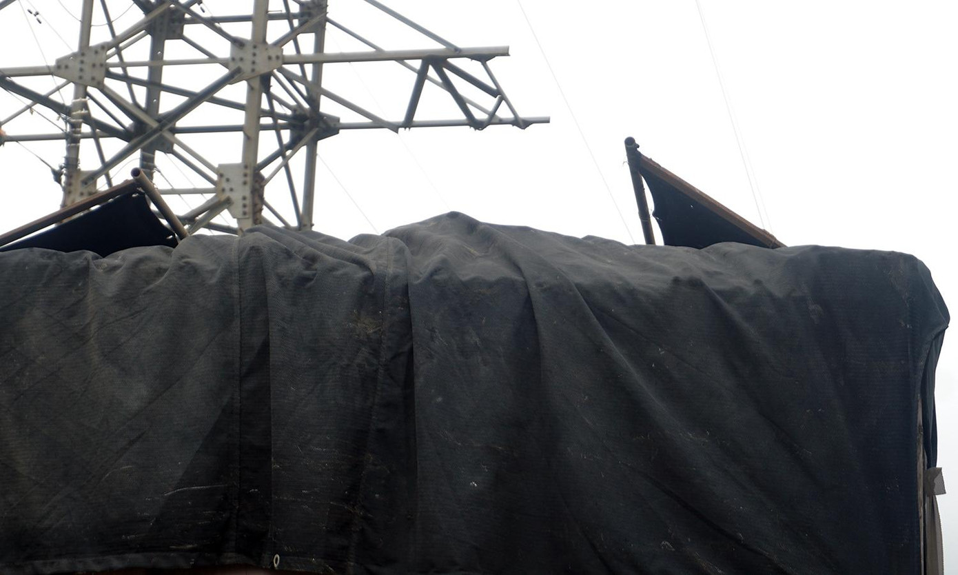 Ngoài việc vi phạm tải trọng, cơi nới thùng xe thì chiếc xe tải che chắn bạt không đảm bảo.