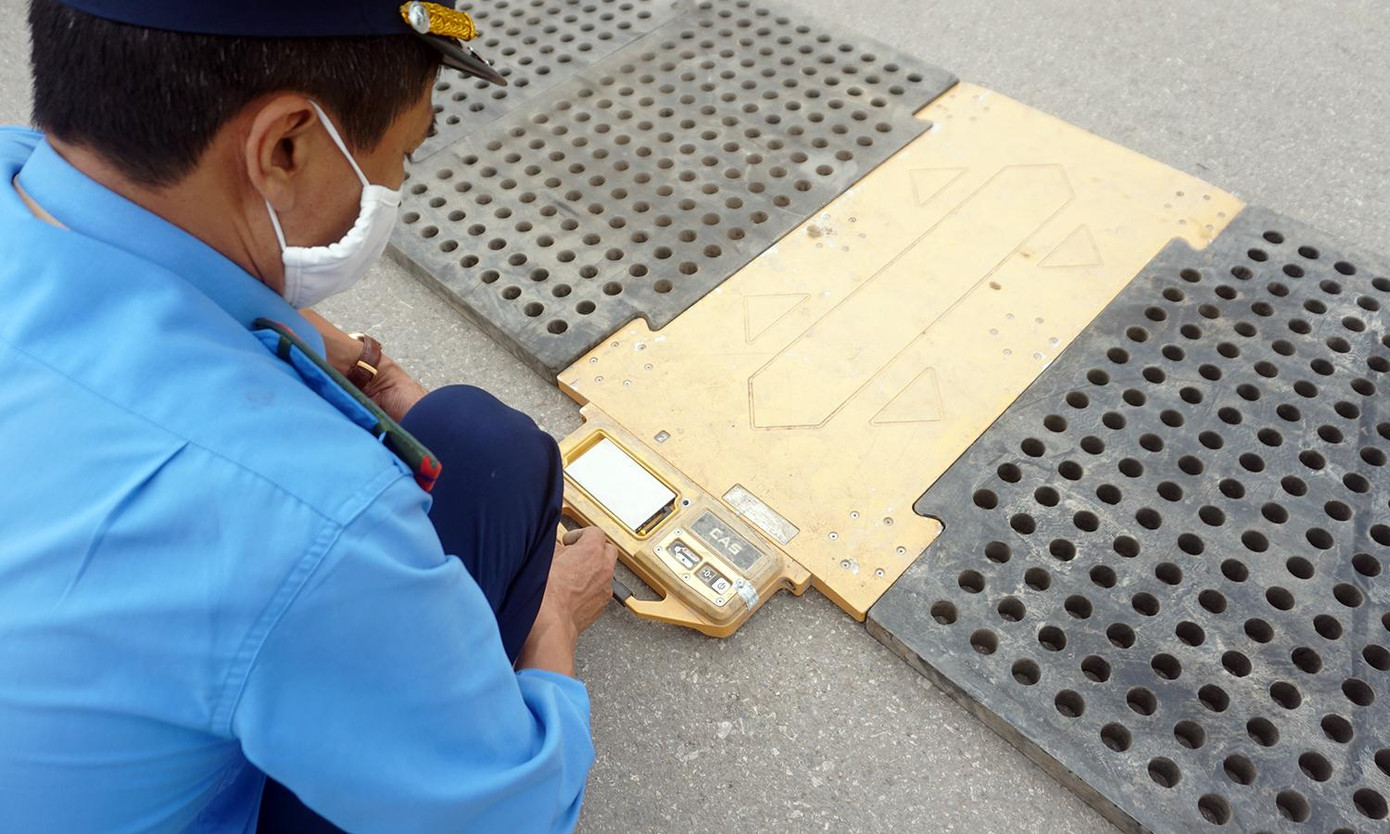 Sau khi cân, chiếc ô tô vượt gần 150% và có vi phạm thêm lỗi cơi nới thành thùng xe.