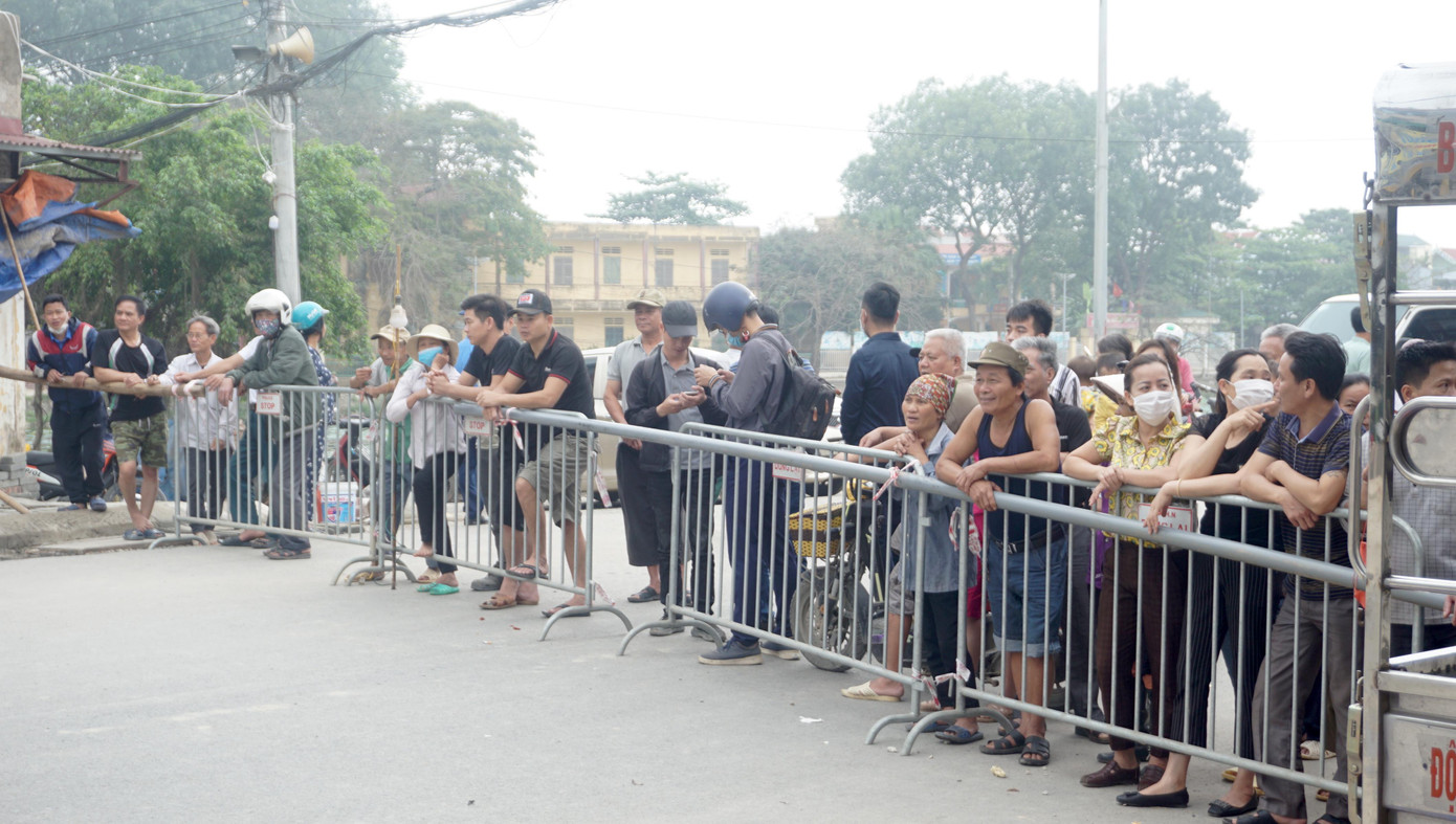 Nhiều người dân có mặt tại hiện trường theo dõi.