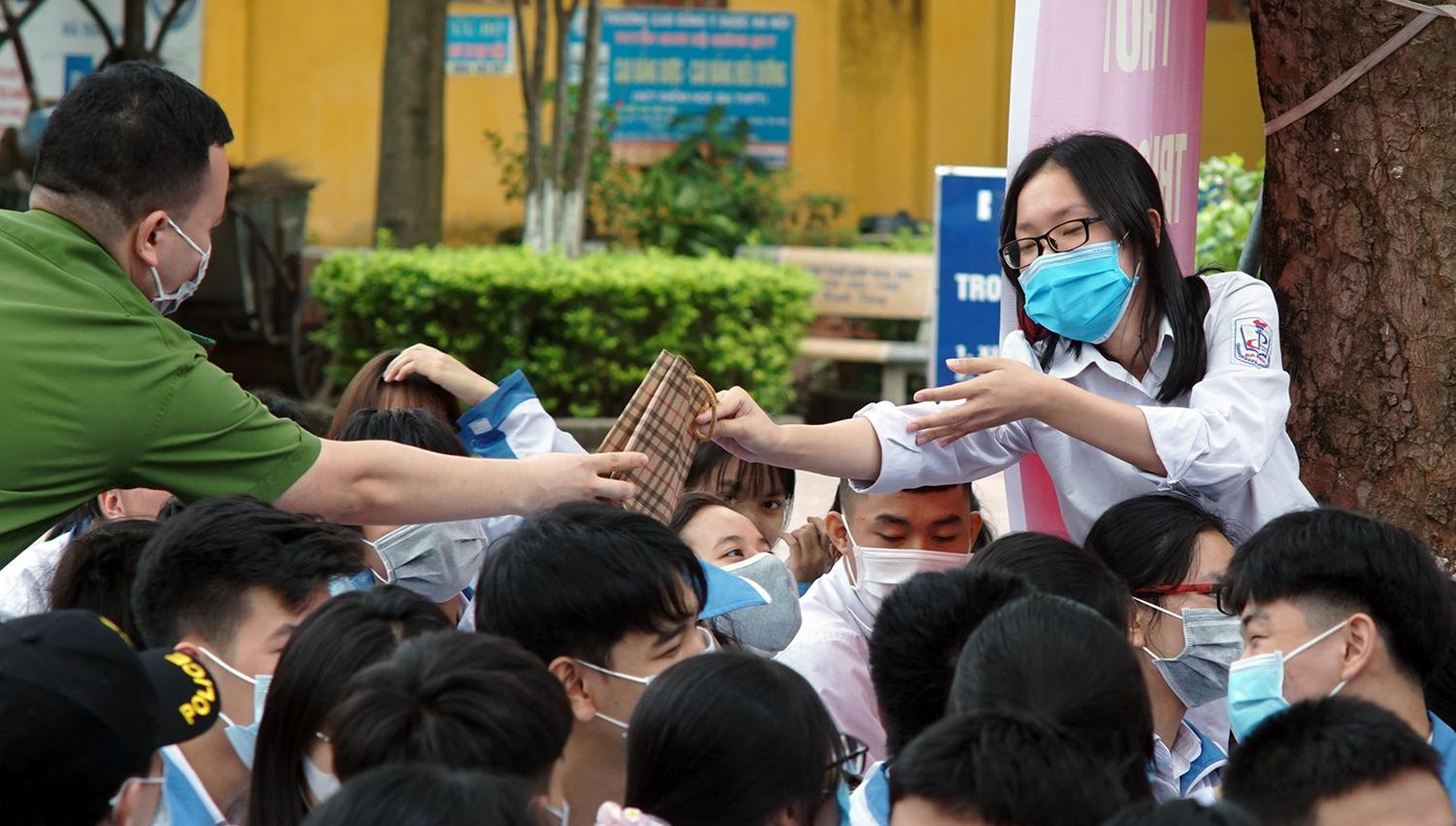 Những phần quà nhỏ tặng các em học sinh tham gia trả lời câu hỏi.