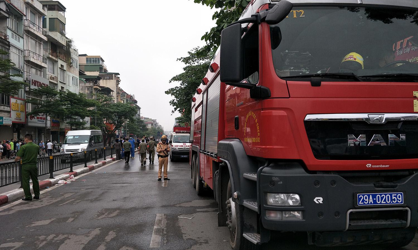 Nhiều người dân khi phát hiện lửa cháy đã hô hoán cùng nhau phá cửa cuốn bên ngoài nhưng bất thành. Nhiều người dân khi phát hiện lửa cháy đã hô hoán cùng nhau phá cửa cuốn bên ngoài nhưng bất thành.