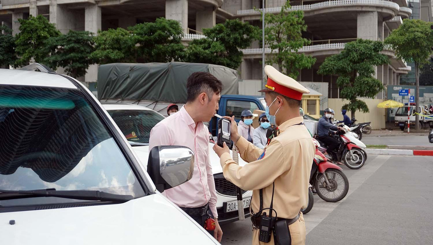 Theo cán bộ CSGT, từ khi Nghị định 100/2019/NĐ-CP có hiệu lực người điều khiển phương tiện đa phần chấp hành các quy định và vi phạm về nồng độ cồn giảm so với trước đây.