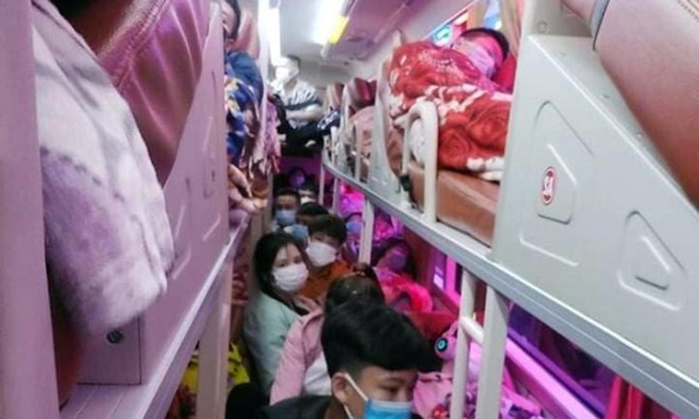 Chiếc xe chở quá số người quy định. Chiếc xe chở quá số người quy định.