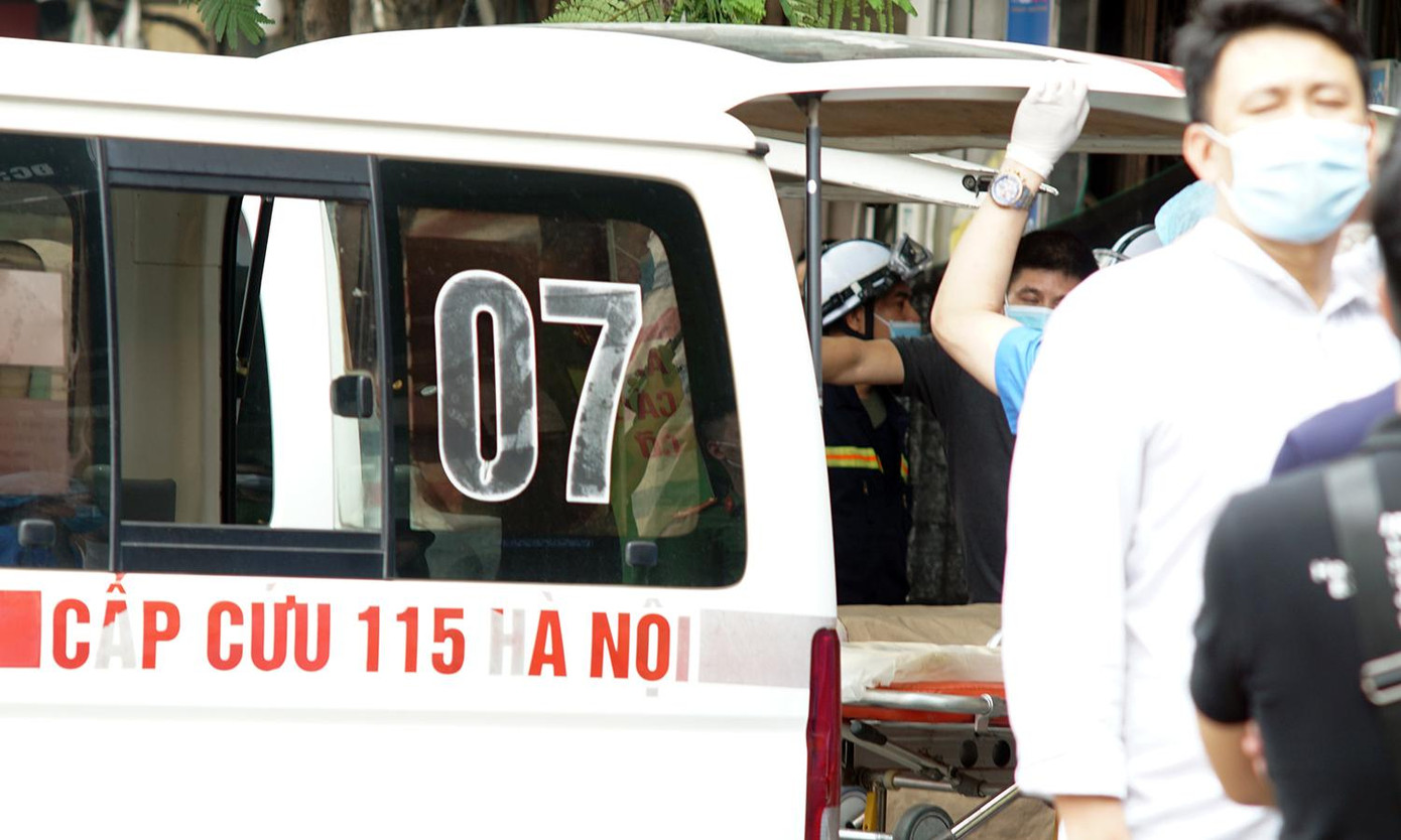 Hơn 6h ngày 4/4, thi thể nạn nhân đầu tiên được đưa đi khỏi hiện trường bằng xe cứu thương. Hơn 6h ngày 4/4, thi thể nạn nhân đầu tiên được đưa đi khỏi hiện trường bằng xe cứu thương.