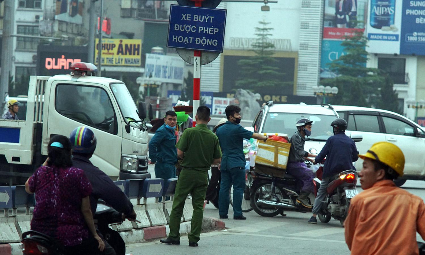 Lực lượng chức năng nhanh chóng có mặt tại hiện trường tổ chức cứu nạn, dập lửa. Lực lượng chức năng nhanh chóng có mặt tại hiện trường tổ chức cứu nạn, dập lửa.