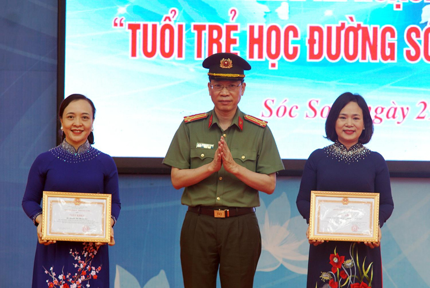 Thượng tá Thành Kiên Trung – Trưởng Phòng Xây dựng phong trào bảo vệ An ninh Tổ Quốc (Công an TP Hà Nội) trao Giấy khen cho tập thể và cá nhân trường THPT Đa Phúc.