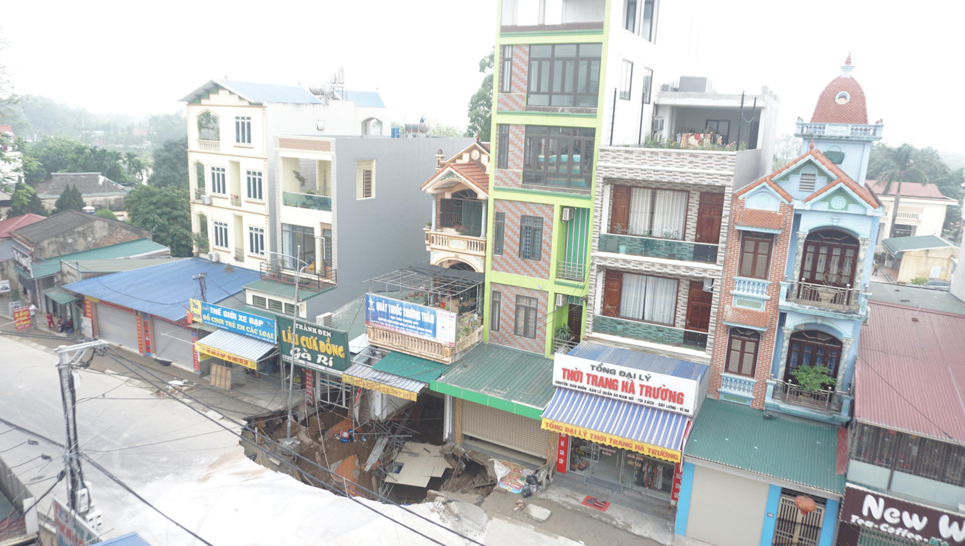 Khoảng 16h ngày 6/4, trong lúc một hộ dân ven tỉnh lộ 419 (xã Quảng Bị, huyện Chương Mỹ, TP Hà Nội) đang khoan giếng trước cửa nhà thì bất ngờ xảy ra tiếng động lớn. Lúc này, họ phát hiện hố "tử thần" rộng hàng chục mét trước cửa 3 căn nhà liền kề.