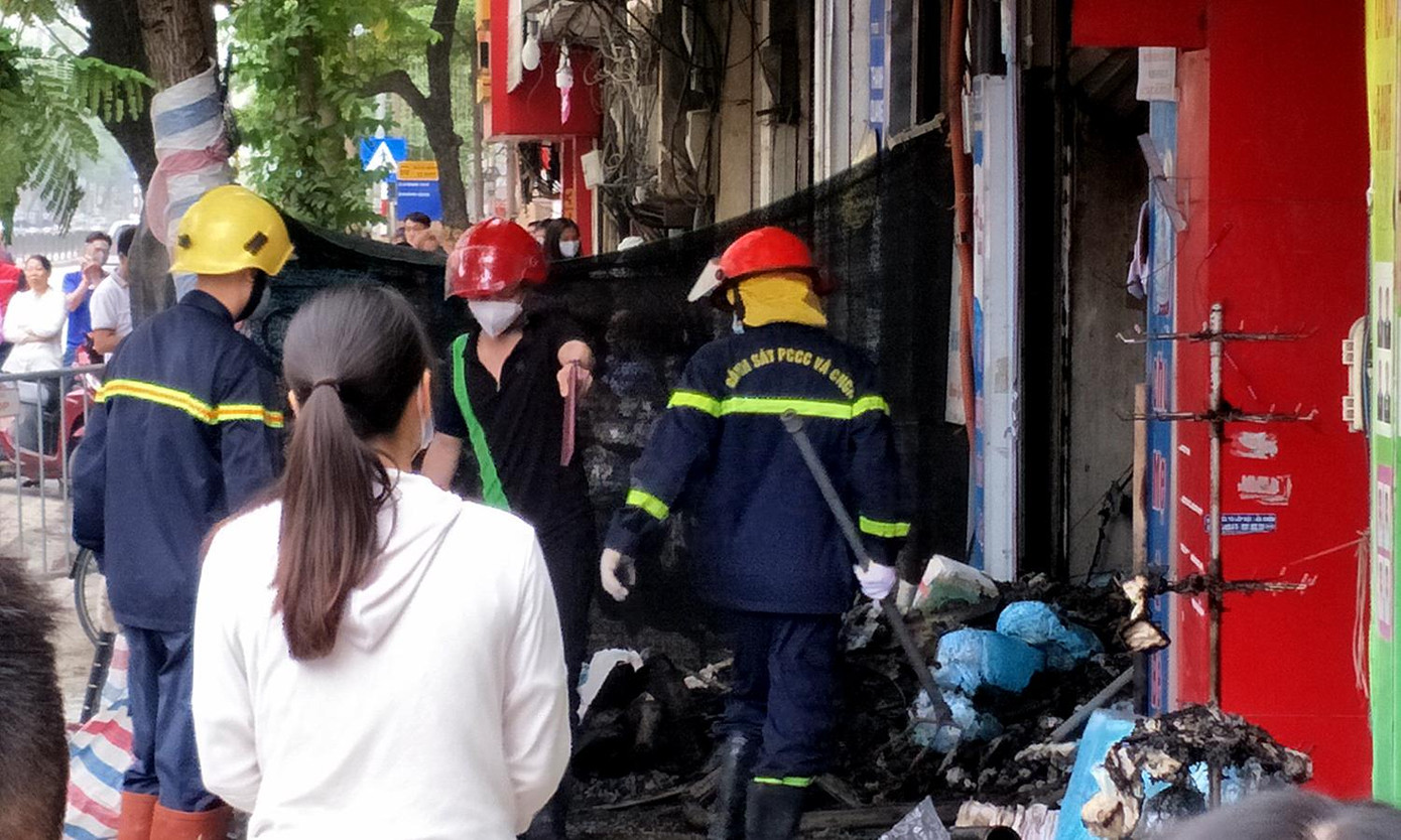 Hàng hoá bên trong ngôi nhà bị cháy đen được lực lượng chức năng bỏ ra ngoài cửa. Hàng hoá bên trong ngôi nhà bị cháy đen được lực lượng chức năng bỏ ra ngoài cửa.