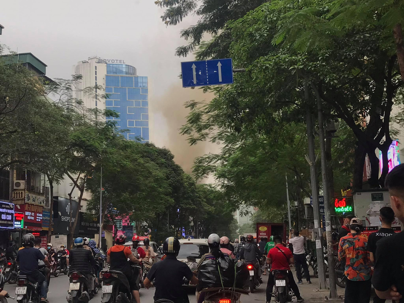 Giao thông ùn dài trên đường Thái Hà. Giao thông ùn dài trên đường Thái Hà.