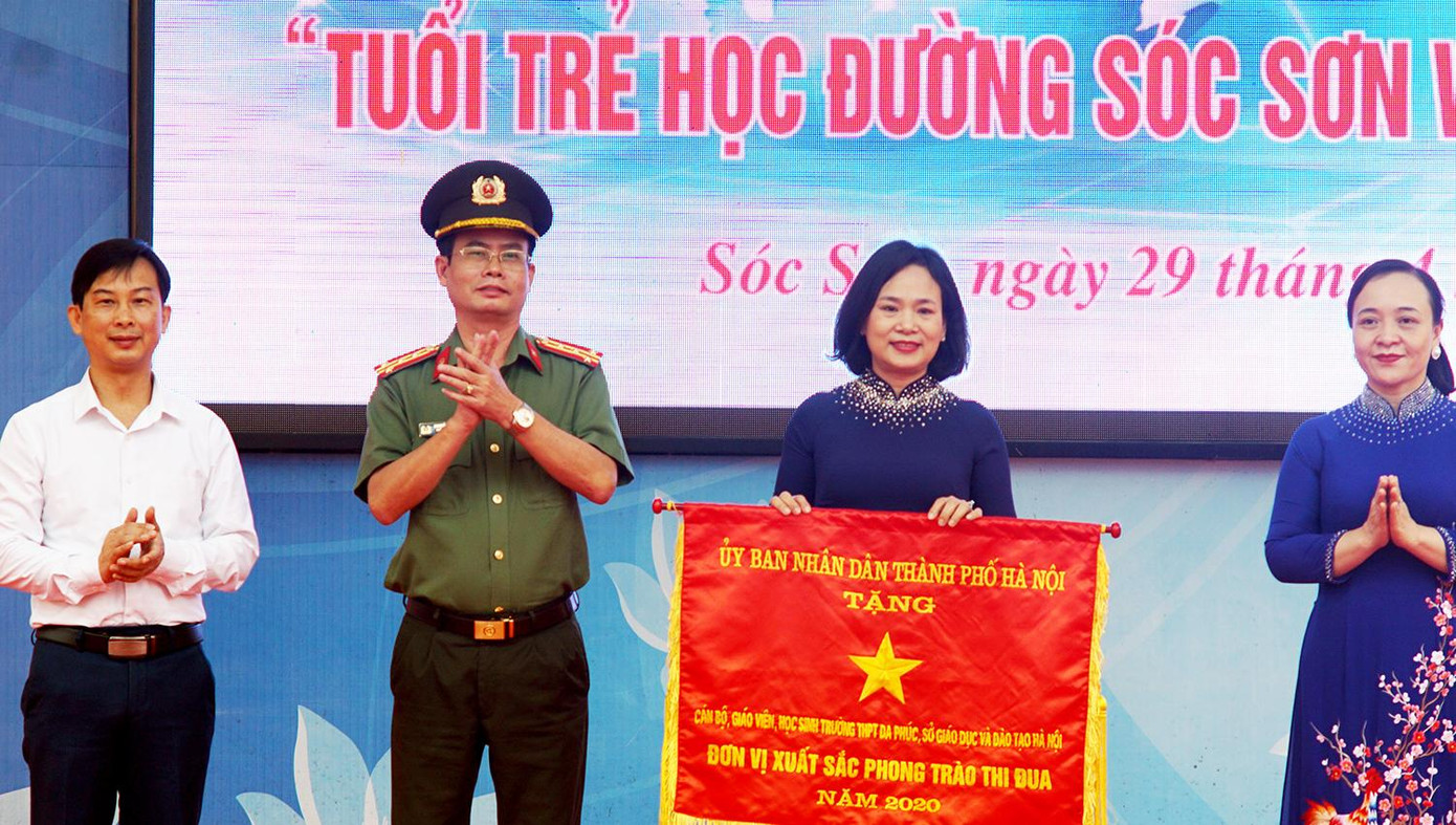 Đại tá Nguyễn Thế Chi - Phó Cục Xây dựng phong trào bảo vệ An ninh Tổ Quốc (Bộ Công an) trao cờ đơn vị suất sắc trong thi đua cho tập thể cán bộ giáo viên, học sinh trường THPT Đa Phúc trong phong trào Toàn dân bảo vệ An ninh Tổ quốc năm 2020.