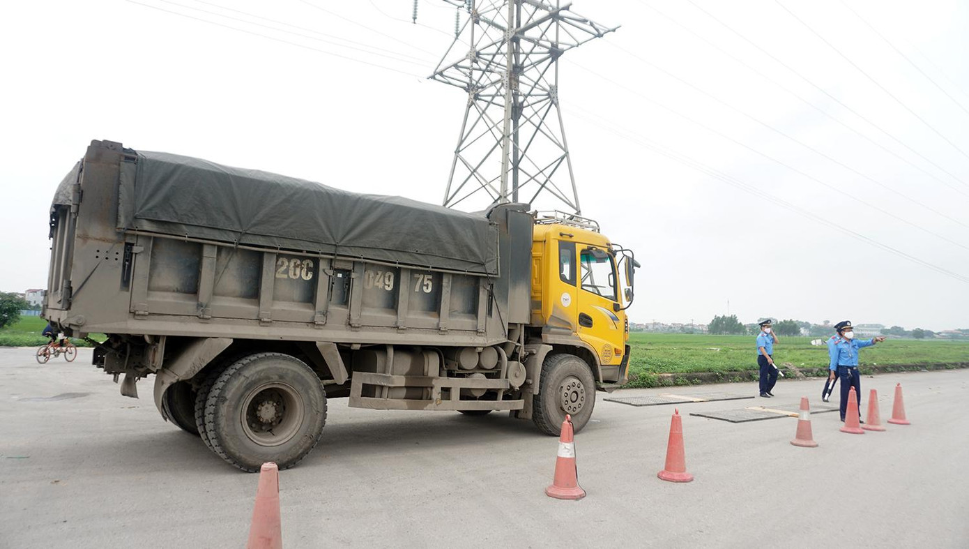 Sau khi cân tải trọng, chiếc xe vượt gần 50%.