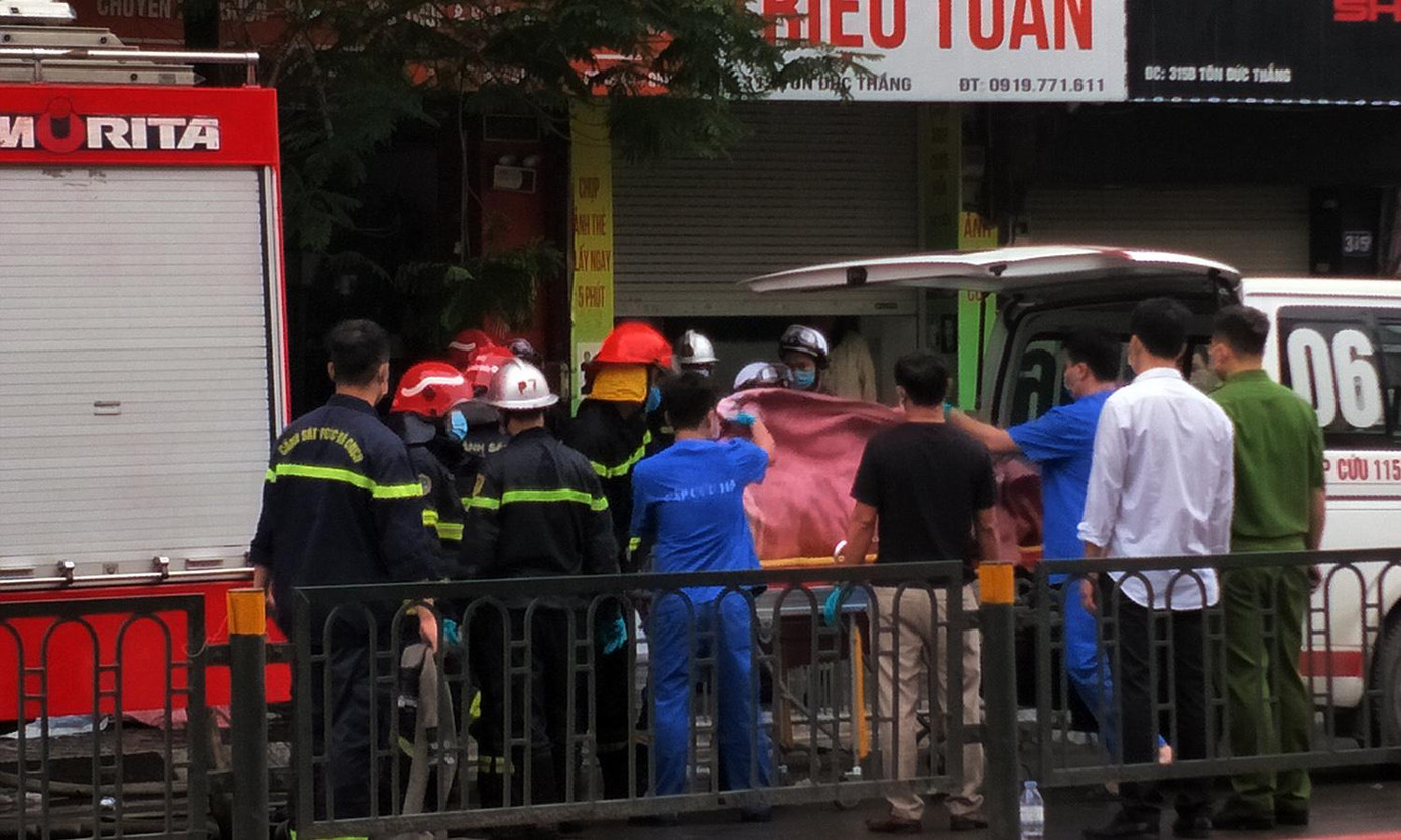 Đến gần 10h cùng ngày, nạn nhân cuối cùng được đưa đến nhà tang lễ Bệnh viện Đống Đa. Đến gần 10h cùng ngày, nạn nhân cuối cùng được đưa đến nhà tang lễ Bệnh viện Đống Đa.