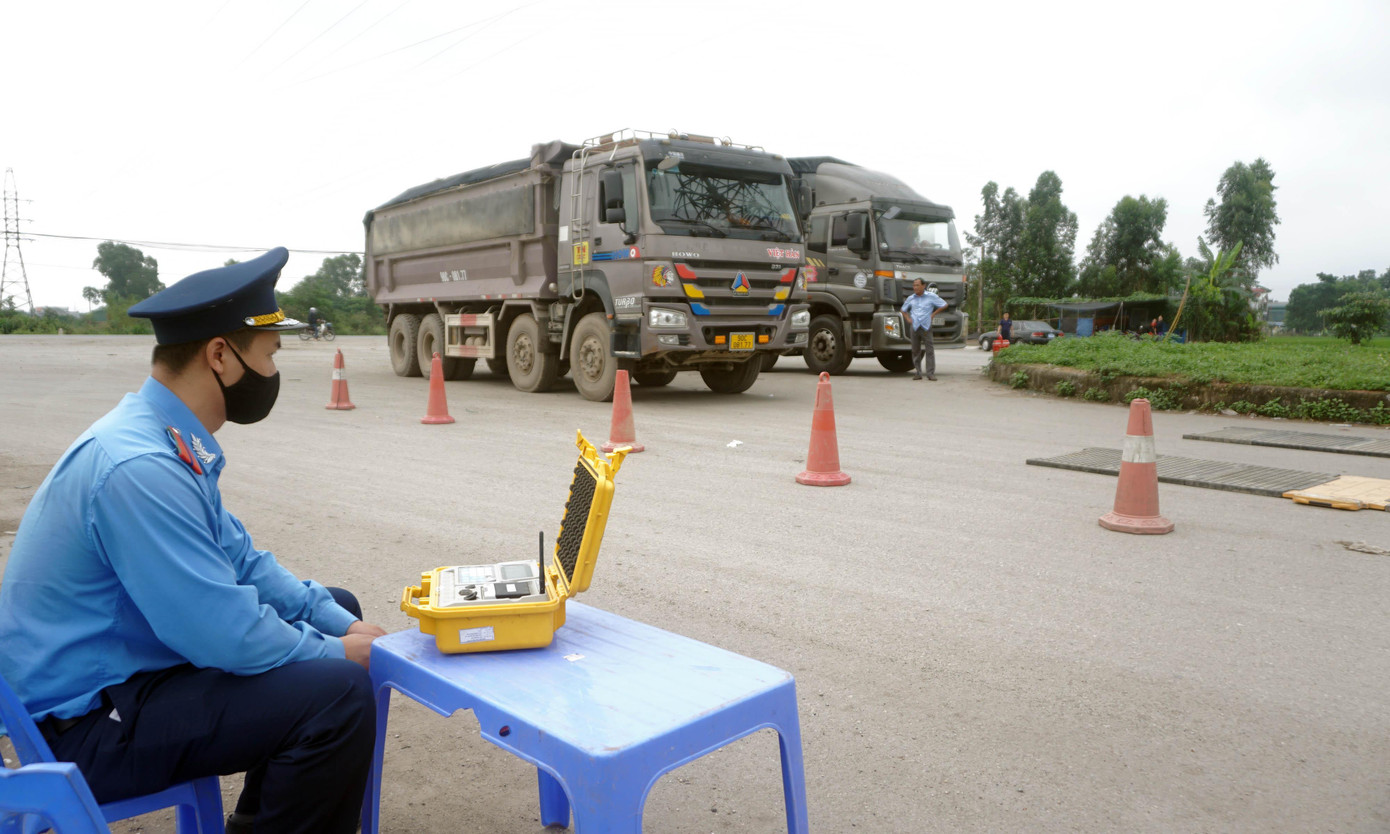 Ông Quang cũng khẳng định, hiện nay có những đối tượng ‘chim mồi’ đi theo thông báo cho tài xế địa điểm tổ công tác làm việc để né tránh, gây khó khăn khi xử lý. “Ví dụ như sáng nay, khi tổ công tác ra làm việc là “vắng bóng” các phương tiện chở quá khổ, quá tải chạy trên tuyến đường” – ông Quang cho hay.