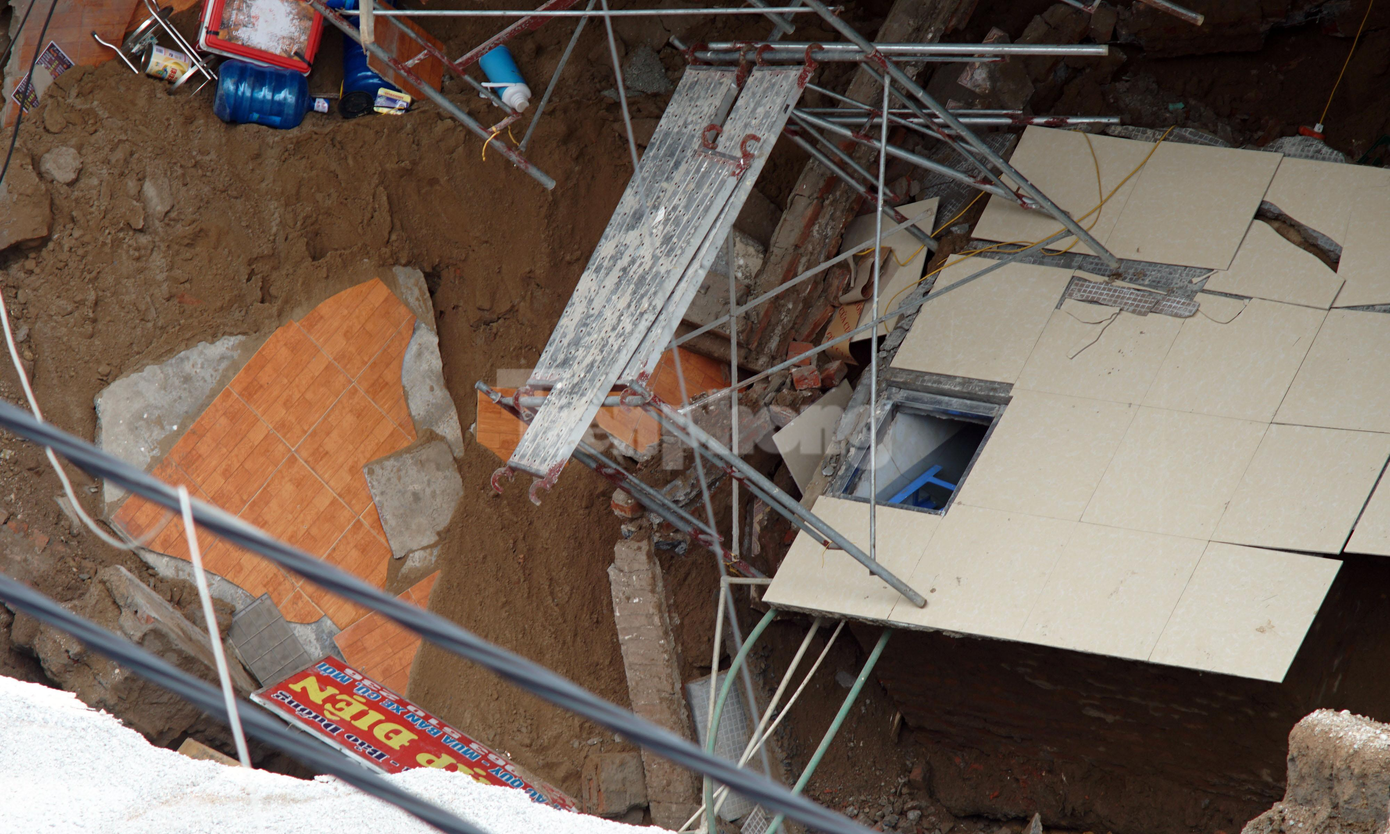 Hố "tử thần" sâu 4-5m trước cửa 3 căn nhà. Ảnh: Thanh Hà.