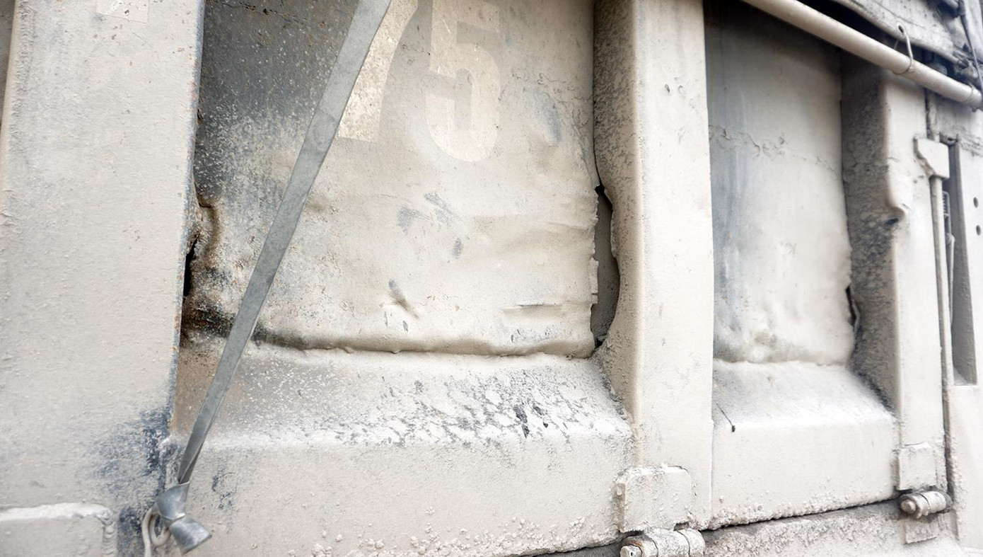 Thùng chiếc xe tải thùng xe hoen rỉ, thủng nhiều chỗ.