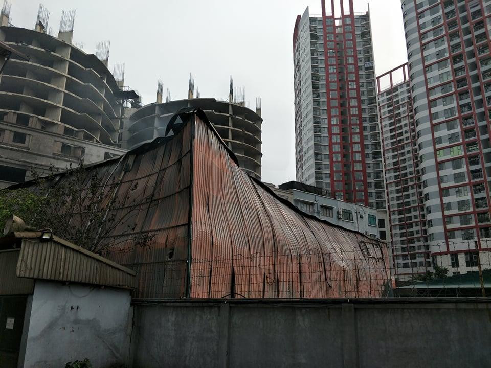 Tôn bên ngoài bị biến dạng.