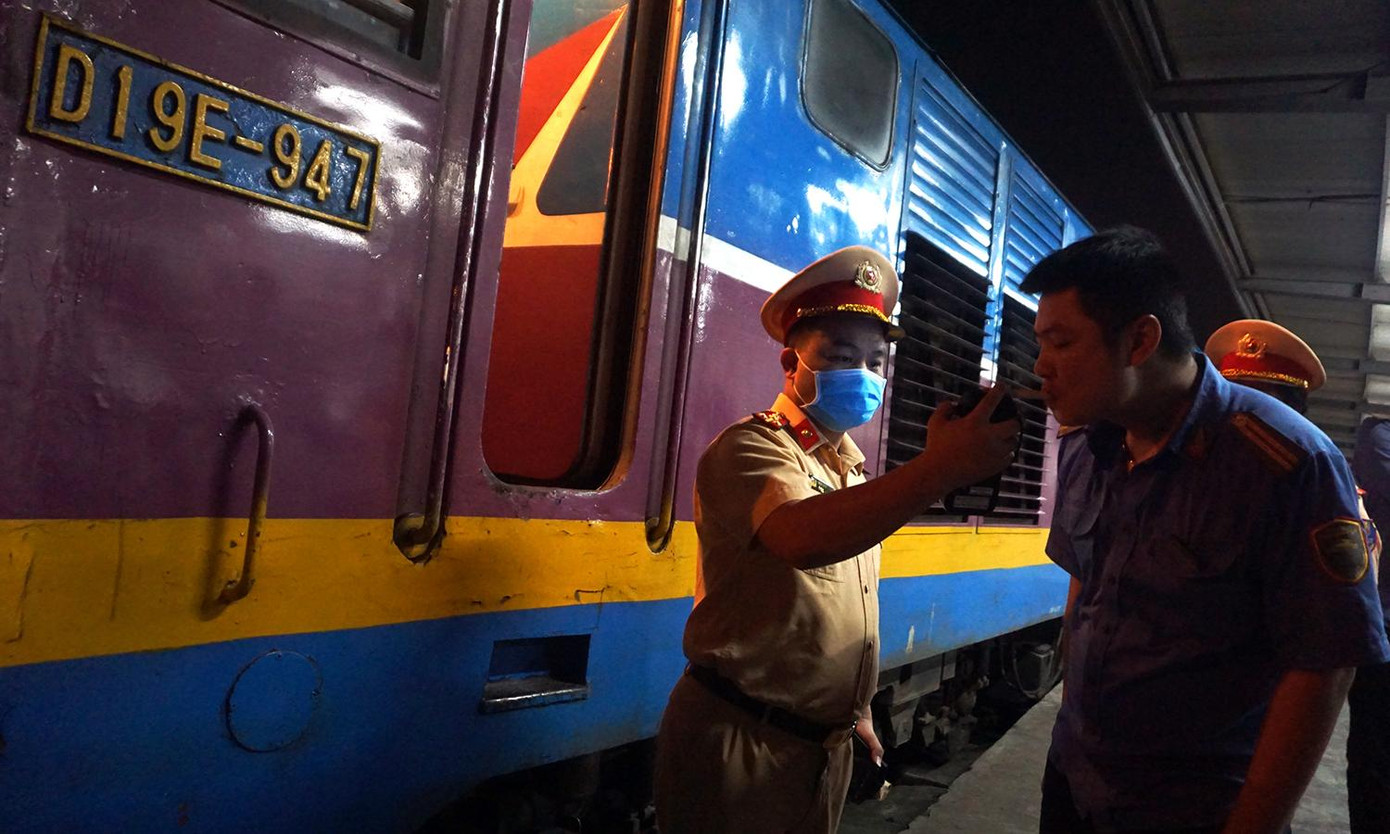 Anh Nguyễn Trung Hiếu (SN 1977), lái tàu cho biết, luôn tuân thủ các quy định trong khi làm việc, đặc biệt không vi phạm về nồng độ cồn để bảo đảm an toàn cho chính bản thân cũng như hành khách.