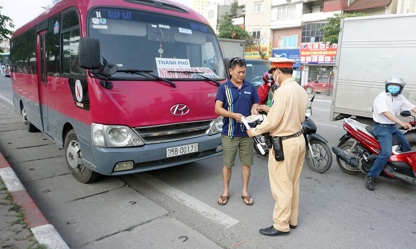 Lực lượng CSGT dừng phương tiện vi phạm để xử lý. Lực lượng CSGT dừng phương tiện vi phạm để xử lý.
