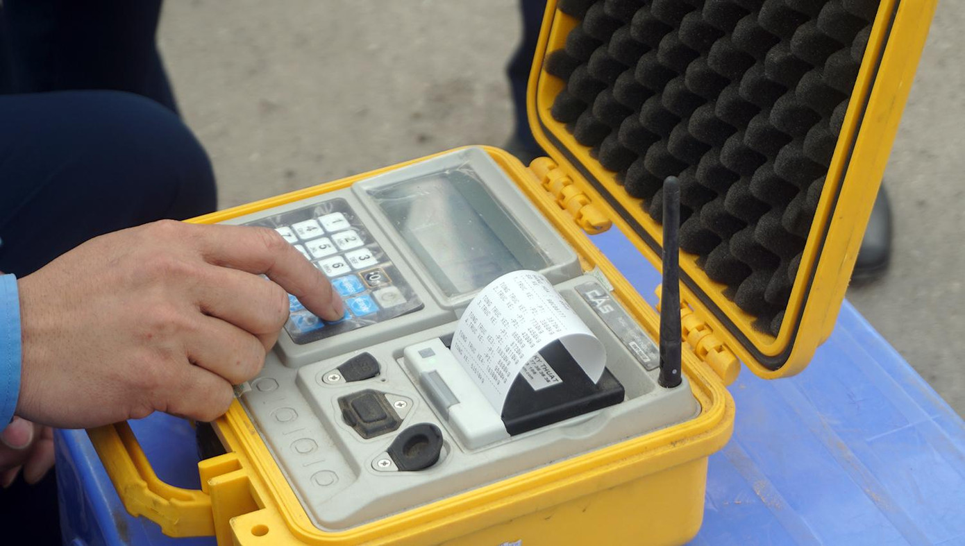 Theo ông Quang, hiện nay trên địa bàn huyện không có bãi xe tạm giữ phương tiện vi phạm có đủ tư cách pháp lý đơn vị đã đề xuất quy hoạch bãi xe để có nơi tạm giữ, hạ tải đối với xe quá tải. “Trong quá trình kiểm tra, một số người điều khiển phương tiện vi phạm chấp hành tốt, tuy nhiên, một số trường hợp thấy tổ công tác đã quay đầu dừng xe tại những nơi khuất tầm nhìn đợi lực lượng chức năng đi thì tiếp tục di chuyển” – ông Quang cho biết.